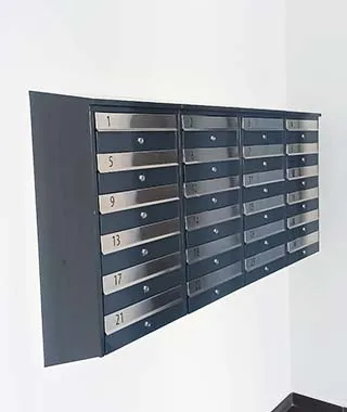 Sublokuota pašto dėžutė pakabinta ofise