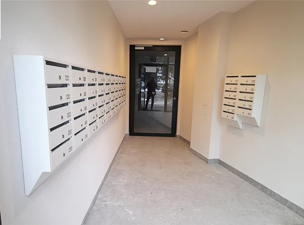 Laiptinėje esanti daugiavietė pašto dėžutė