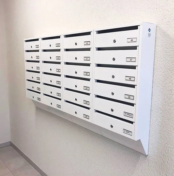 Sublokuota balta pašto dėžutė laiptinėje