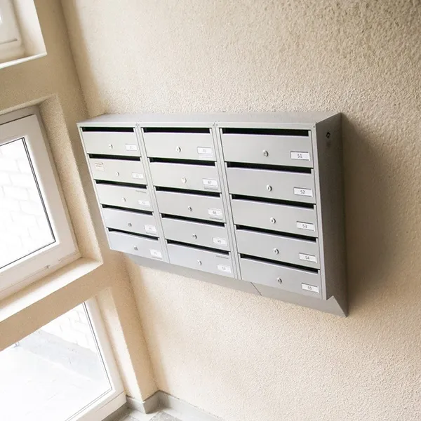 Piktograma sidabrinės spalvos pašto dėžutės daugiabutyje