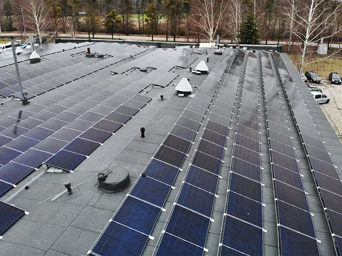 Ant įmonės stogo sudėtos saulės kolektorių panelės